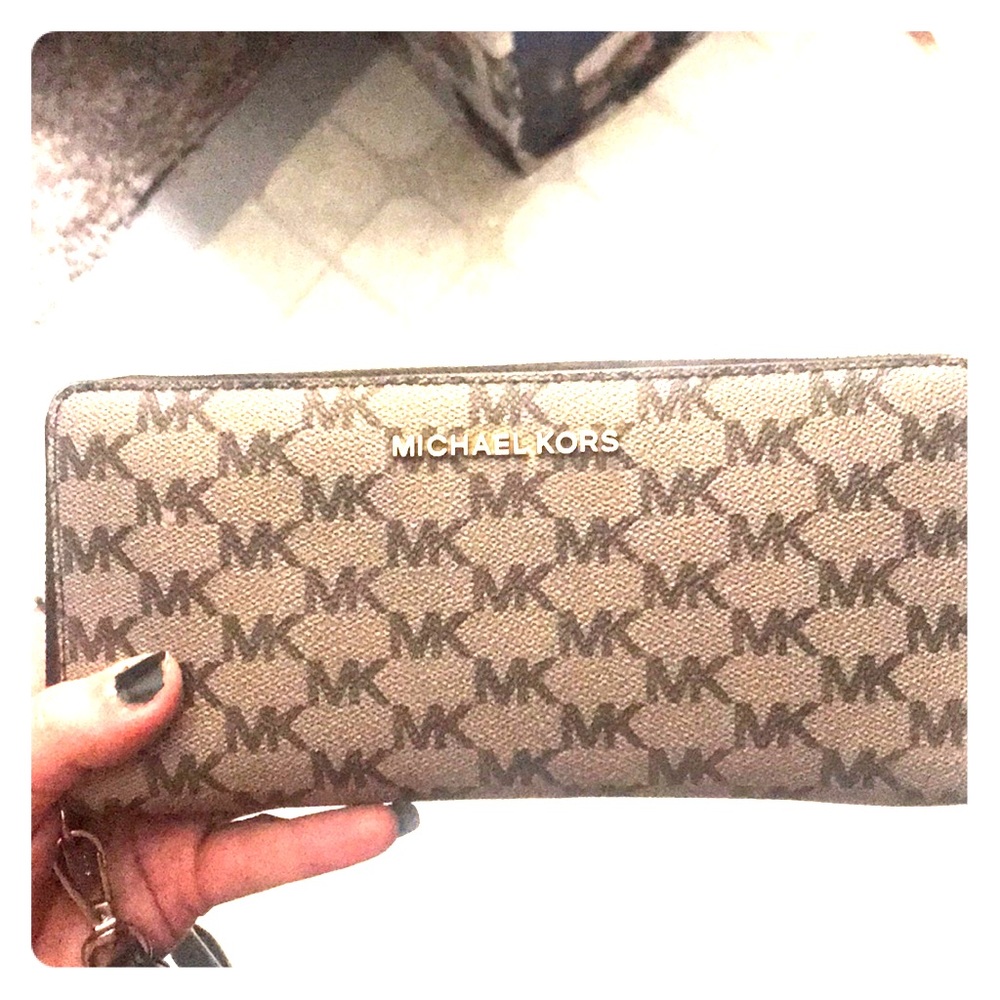 Authentic micheal kors wallet new with tags